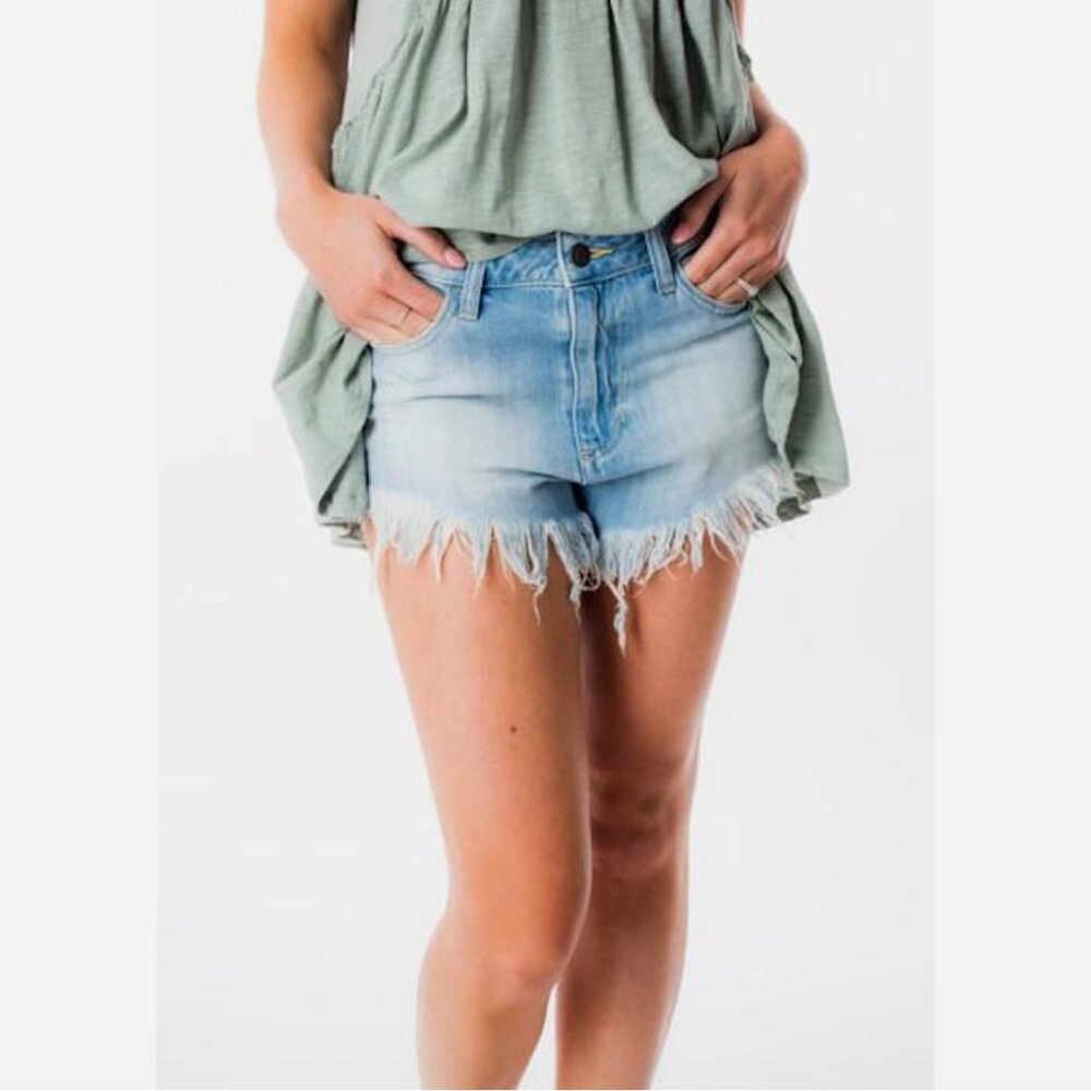Hidden Jeans Frayed Denim Short